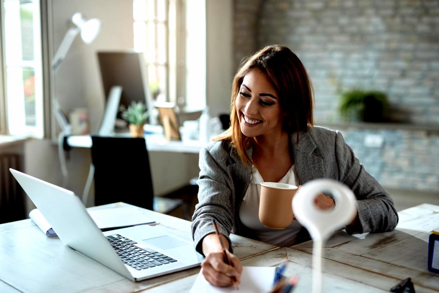 Análisis detallado de métricas de SEO móvil en pantalla de computadora