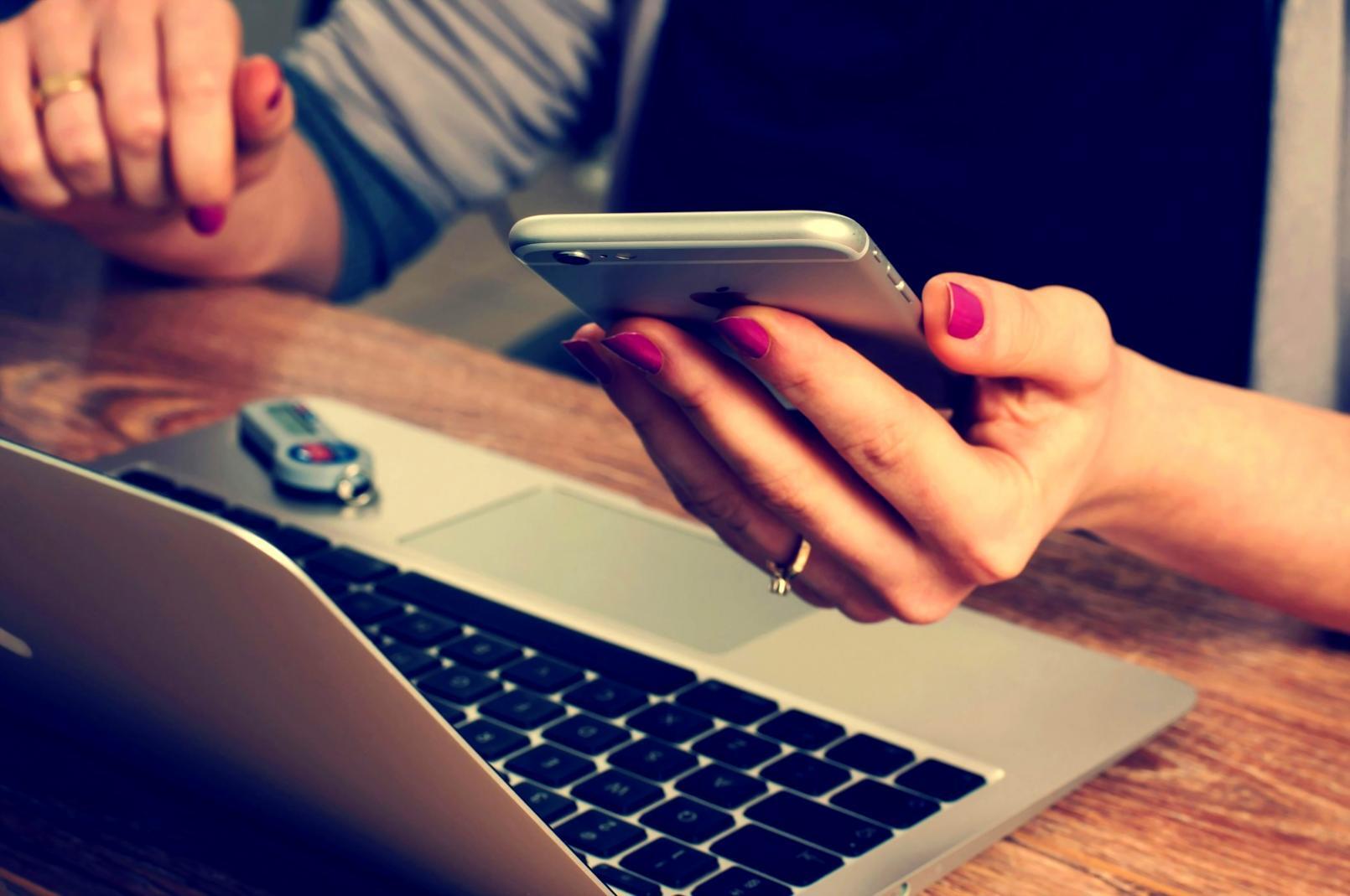 Análisis de métricas móviles en pantalla mostrando optimización SEO