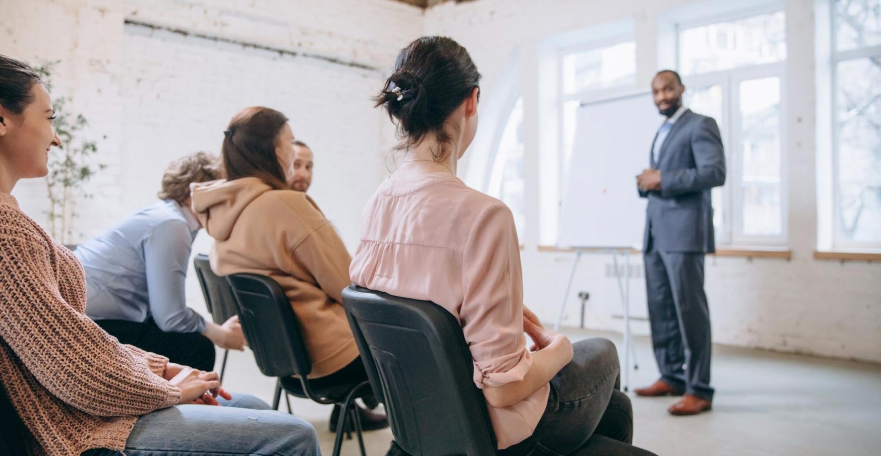 Estudiante revisando métricas de rendimiento móvil en múltiples dispositivos durante sesión práctica
